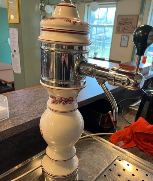 Porseleinen tapzuil, of porseleinen biertap